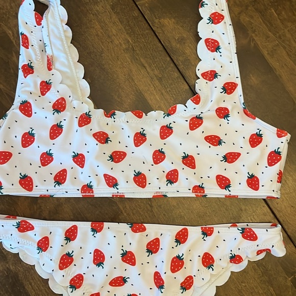 Strawberry print bikini with scallops size Medium - Picture 3 of 7